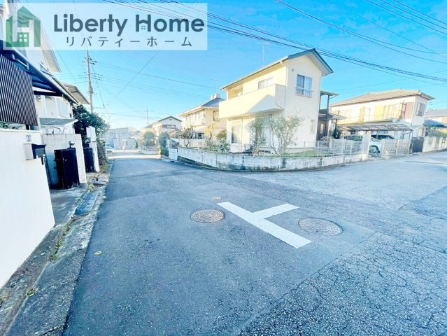 牛久市田宮町27期　新築戸建　の前面道路含む現地写真