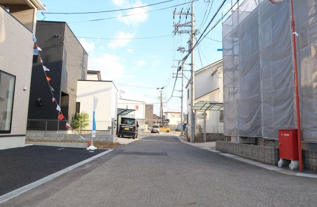 クレイドルガーデン野洲市冨波甲　第4期　１号棟の前面道路含む現地写真