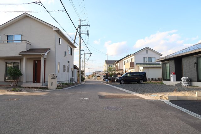 クレイドルガーデン野洲市冨波甲　第4期　１号棟の前面道路含む現地写真