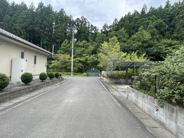 新築戸建・建売　西郷村羽太第4　CRADLE GARDEN　全2棟の前面道路含む現地写真|前面道路は近隣住民が使う道路になりますので車通りも少なく安心してお過ごしいただけます！