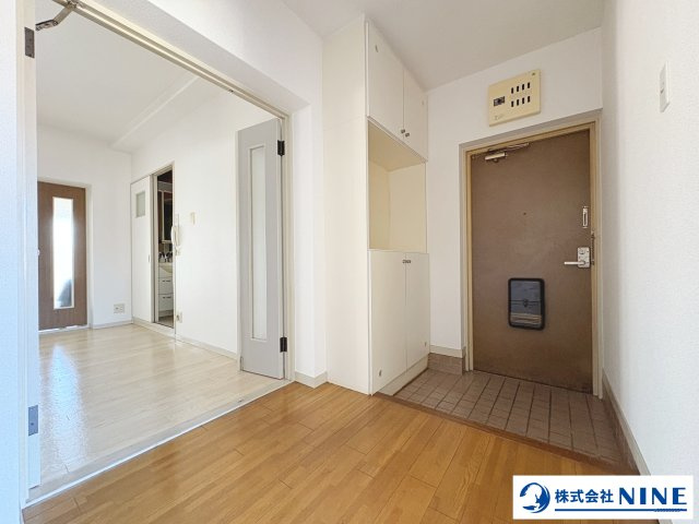 エメラルドマンション青江の玄関