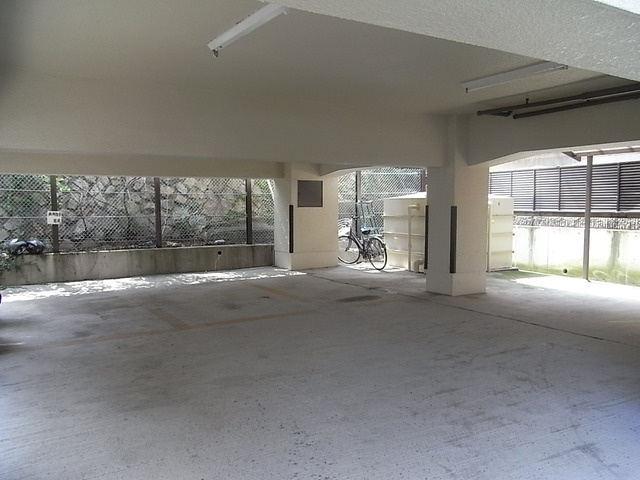 メゾン１０１の駐車場