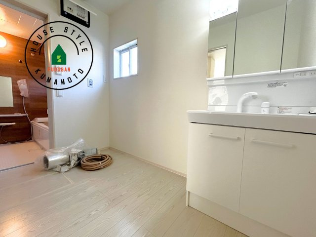 熊本市東区健軍3丁目第2-1棟（1号棟）　の内観：施工例|ゆとりの洗面スペースで朝の身支度もスムーズに。暮らしを快適に変えるシャワー付洗面台です！