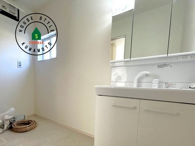 熊本市東区健軍3丁目第2-1棟（1号棟）　の内観：施工例|毎日使うものだから清潔な空間を保ちたい水回り。洗面にはそんな願いを解消させてくれる収納アイデアが満載です。三面鏡の裏側にはキャビネットが現れ小物から背の高い物まで収納できます。