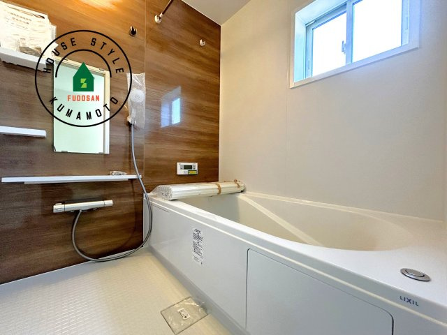 熊本市東区健軍3丁目第2-1棟（1号棟）　の内観：施工例|ウ窓もあるので換気も安心ですね。同社仕様。1日の疲れを癒してくれる広々バスルーム。雨の日のお洗濯にも大活躍な浴室乾燥機付です！