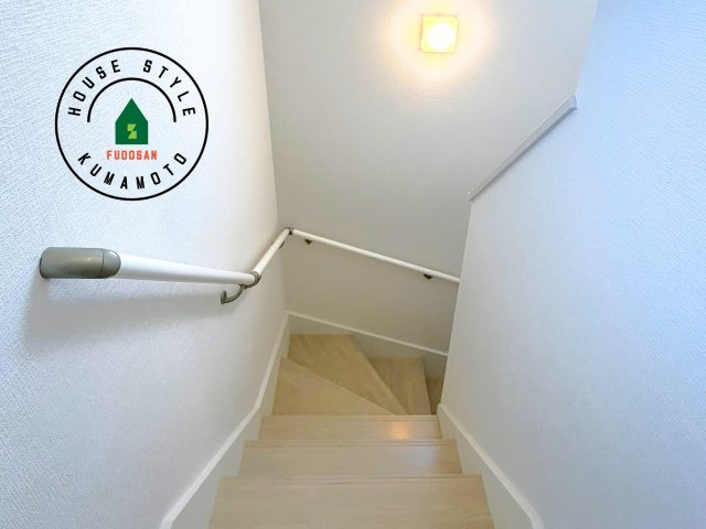 熊本市東区健軍3丁目第2-1棟（1号棟）　の内観：施工例|階段からも明るい光が入ります。採光や通風も階段の重要な役割です。