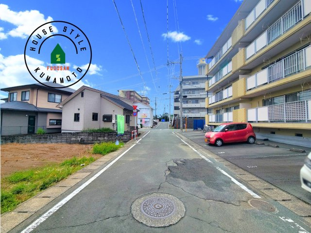 熊本市東区健軍3丁目第2-1棟（1号棟）　の前面道路含む現地写真|前面道路は閑静な住宅地をはしる車通りの少ない道路。お車の出し入れが苦手なママや小さなお子様にも安心ですね。しっかり舗装もされているので、ベビーカーや自転車で通っても快適に通行できます。