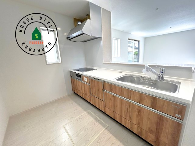 熊本市東区健軍3丁目第2-1棟（1号棟）　の内観：施工例|ダイニングテーブルへの配膳がラクラク、お料理はかどるカウンター付きシステムキッチン！