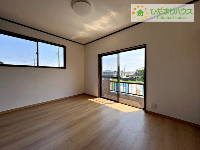 北茨城市関南町神岡上　中古戸建の寝室|バルコニーに面していて、たっぷり光りの入る明るい子供部屋です！