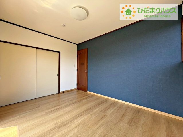 北茨城市関南町神岡上　中古戸建の寝室|気品のある柄のアクセントクロス♪寝室をおしゃれに演出してくれます(*^^*)