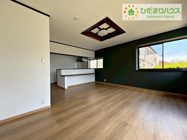 北茨城市関南町神岡上　中古戸建の居間・リビング|リビングを見渡せるキッチンはお子様を見ながらでも料理が出来て安心ですね☆