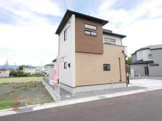 【外観】 | 道路側から建物を望む