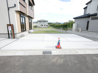 【駐車場】 | 3台並列駐車可能なカースペース　広々お庭付き