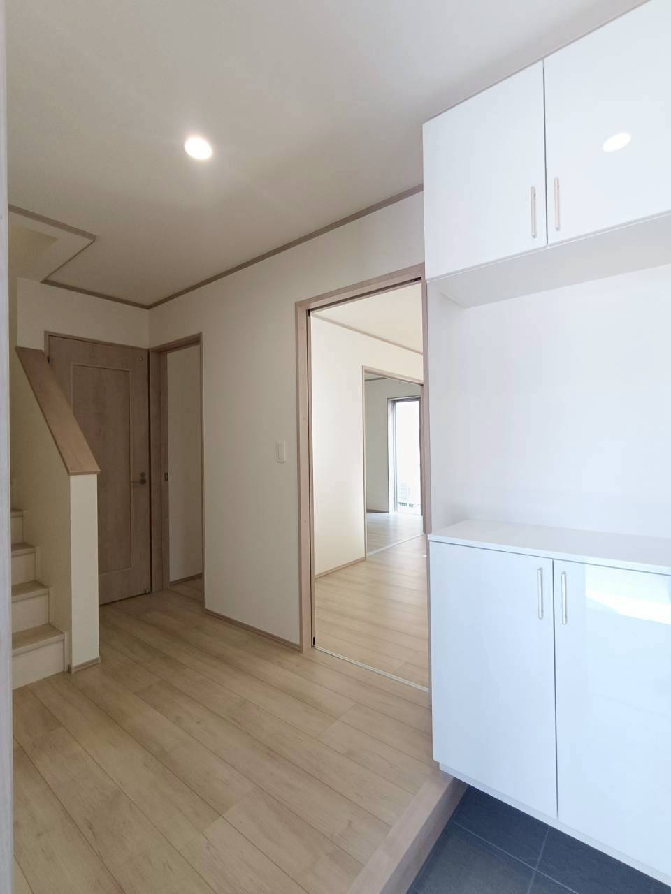 吉川市　新栄2丁目　新築戸建　全2棟の玄関|毎日通る玄関はこちらです