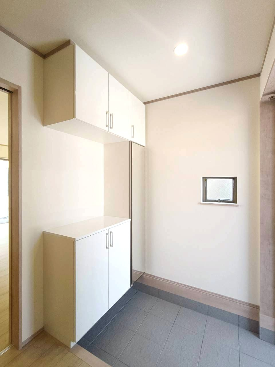 吉川市　新栄2丁目　新築戸建　全2棟の玄関|収納もある玄関です