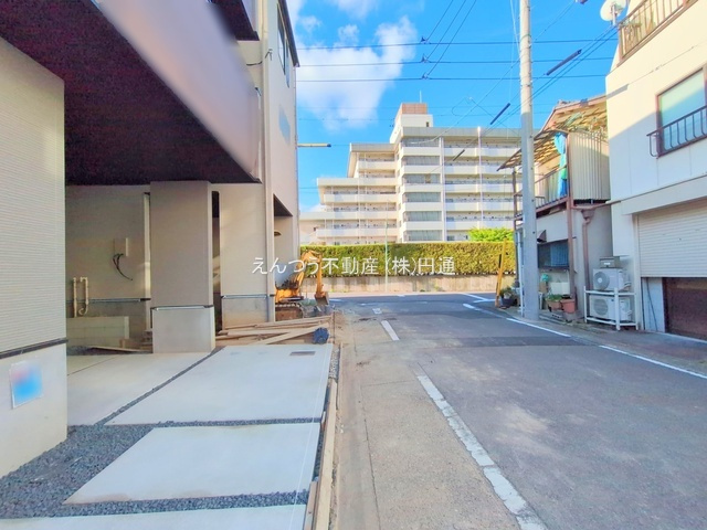 リガーレ柳原1期の前面道路含む現地写真