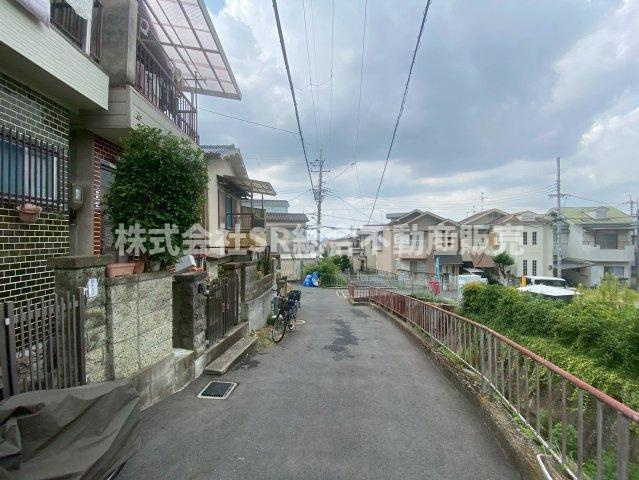 上六万寺　中古戸建の前面道路含む現地写真|緑が多く自然の良さを体感できます。