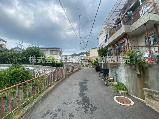 上六万寺　中古戸建の前面道路含む現地写真|最寄り駅まで足を伸ばせば、何でも揃う充実の住環境です！