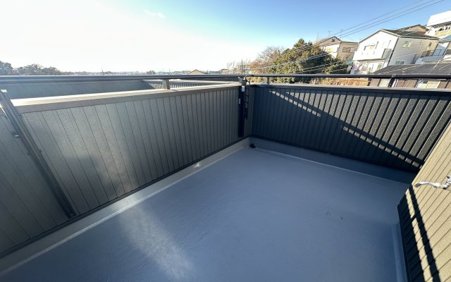 神奈川区神之木台新築戸建てのバルコニー|南西向きで陽当りの良いバルコニーは、風通りも良く洗濯物の渇きも早く家事の時短にもなりますよ。