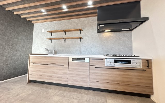 神奈川区神之木台新築戸建ての居間・リビング|大きく開いた窓から明るい陽射しが差し込むリビングは自然と家族が集まる心地良い空間です