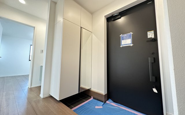 神奈川区神之木台新築戸建ての玄関|モノトーンを基調とした落ち着いた雰囲気の玄関です♪玄関横のミラー付シューズボックスも嬉しい設備です♪