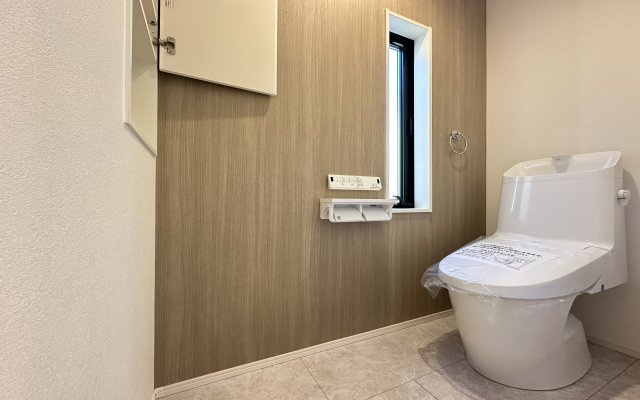 神奈川区神之木台新築戸建てのトイレ|温水洗浄便座のトイレ設備です♪トイレ内にはあると便利な吊戸棚やタオルかけを設置♪