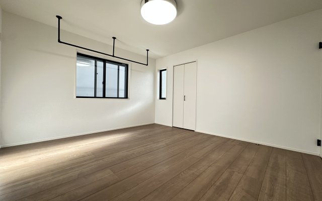 神奈川区神之木台新築戸建ての洋室|6.5帖の居室は室内物干しを設置♪
花粉や天候を気にせず洗濯が出来るので便利です♪