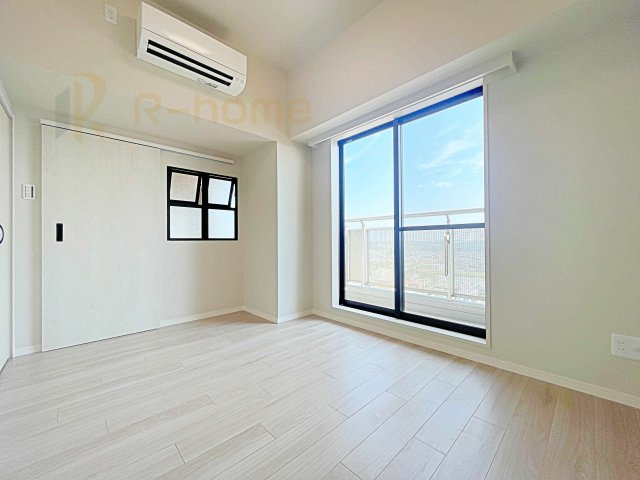 土浦市　ソリッドタワー　中古マンションの洋室|2面窓の風通しの良い洋室です♪差し込む暖かな陽当たりで、室内がくつろげる空間に早変わりです♪