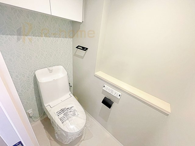 土浦市　ソリッドタワー　中古マンションのトイレ|温水洗浄便座付きのトイレ。トイレットペーパーなどの収納に便利な収納棚付き♪