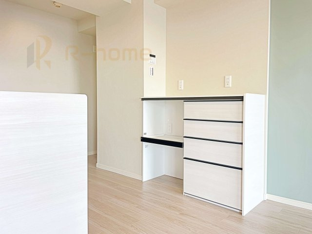 土浦市　ソリッドタワー　中古マンションの収納|炊飯器や電子レンジが置ける便利な収納棚！カトラリーなどの収納にも便利です♪