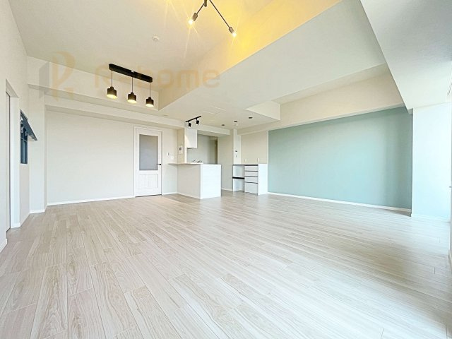 土浦市　ソリッドタワー　中古マンションの居間・リビング|広々としたLDK♪充分な広さがあり、ご家族でインテリアのレイアウトを考えるのも楽しみですね！