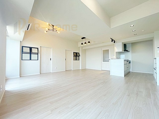 土浦市　ソリッドタワー　中古マンションの居間・リビング|開放感のあるリビングには収納スペースもあり、ゆったりした空間を保てます♪