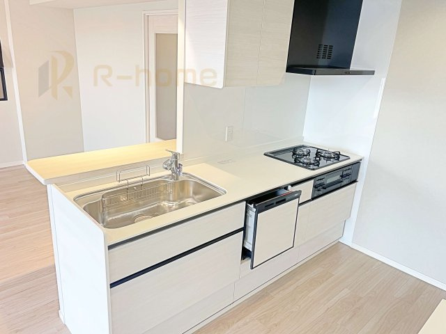 土浦市　ソリッドタワー　中古マンションのキッチン|料理をしながら家族とコミュニケーションが取れる対面式システムキッチン。嬉しい食洗機付き♪