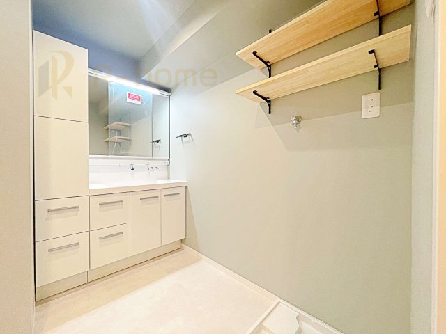 土浦市　ソリッドタワー　中古マンションの洗面所|清潔感溢れる洗面台は嬉しい三面鏡付き。洗剤や歯ブラシなどもすっきり収納できます♪