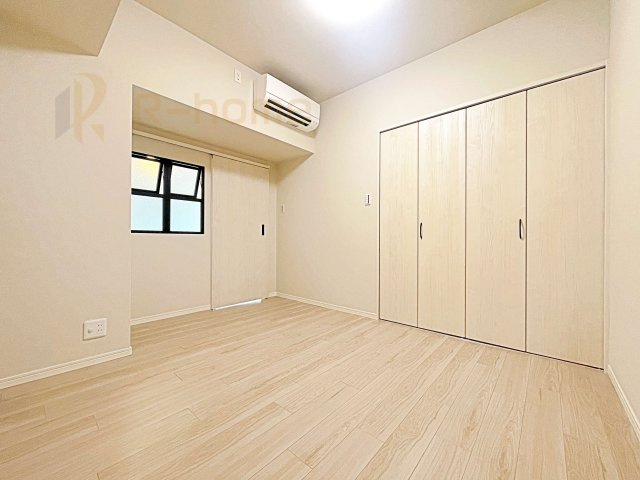 土浦市　ソリッドタワー　中古マンションの洋室|たっぷり収納できるクローゼット付き！スッキリとした快適な居住空間を確保！