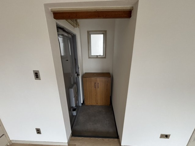 焼津市東小川２丁目のアパートの玄関