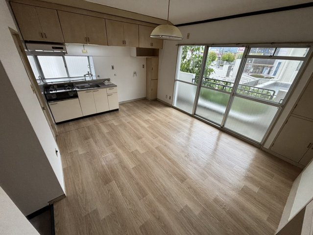 焼津市東小川２丁目のアパートの居間・リビング