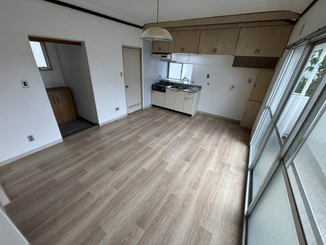 焼津市東小川２丁目のアパートの居間・リビング