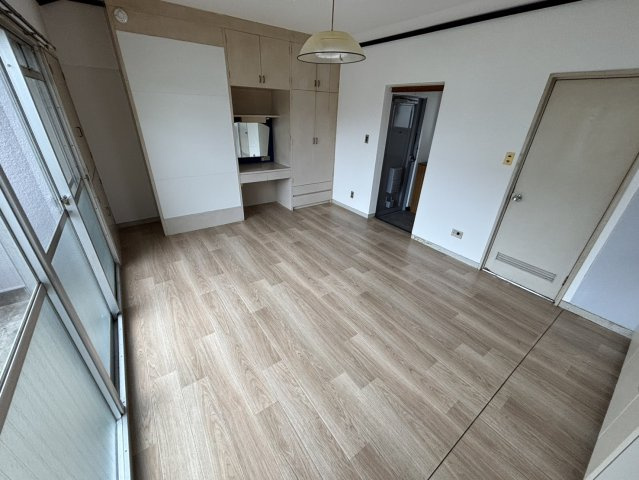 焼津市東小川２丁目のアパートの居間・リビング