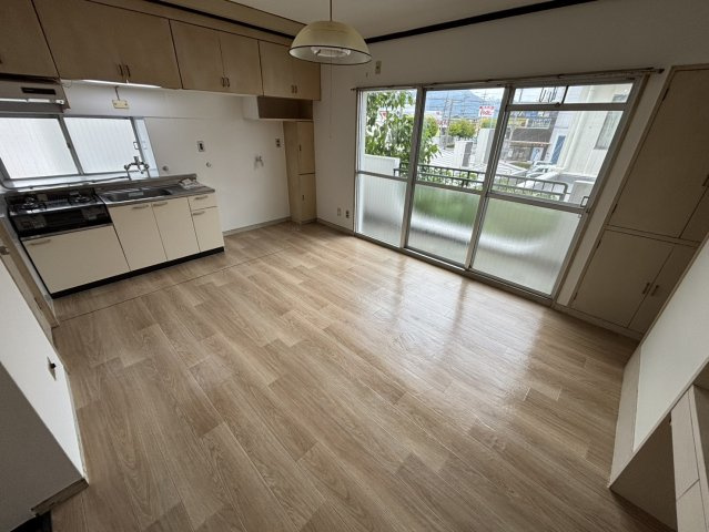 焼津市東小川２丁目のアパートの居間・リビング