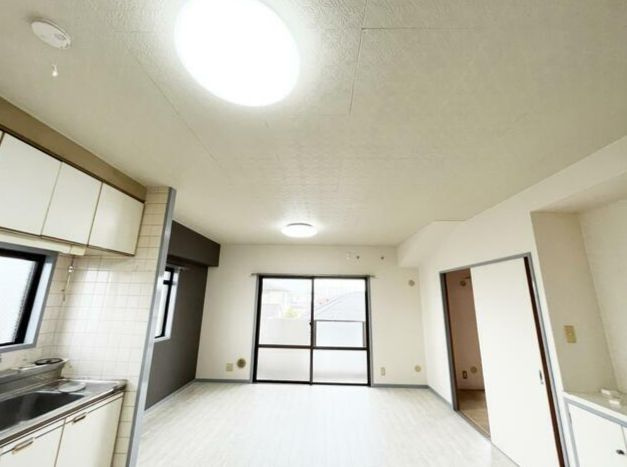 さいたま市浦和区大東２丁目の賃貸マンションの居間・リビング|別号室の参考写真です。