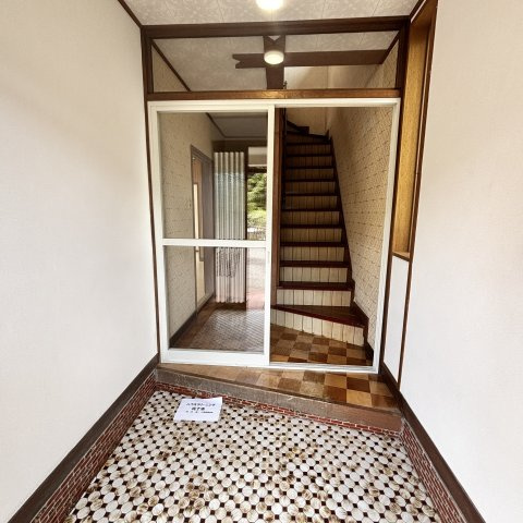 室蘭市絵鞆町3丁目6-8戸建の玄関