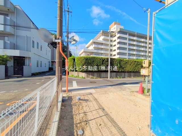 リガーレ柳原1期の前面道路含む現地写真
