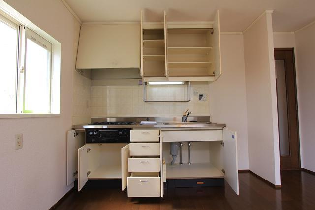 服部邸Ａのキッチン|料理の幅も広がるグリル付ガス３口システムキッチン