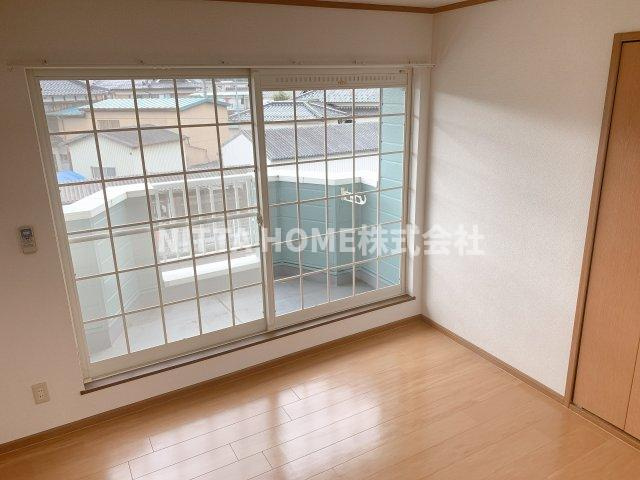 サニーハウス城西の居間・リビング|バルコニーから明るい日差しが差し込みます★