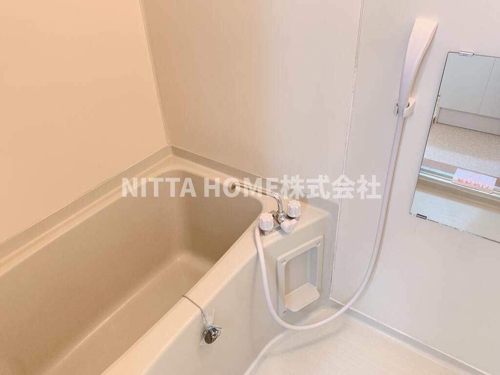 サニーハウス城西の浴室|鏡付きのきれいなバスルームです☆