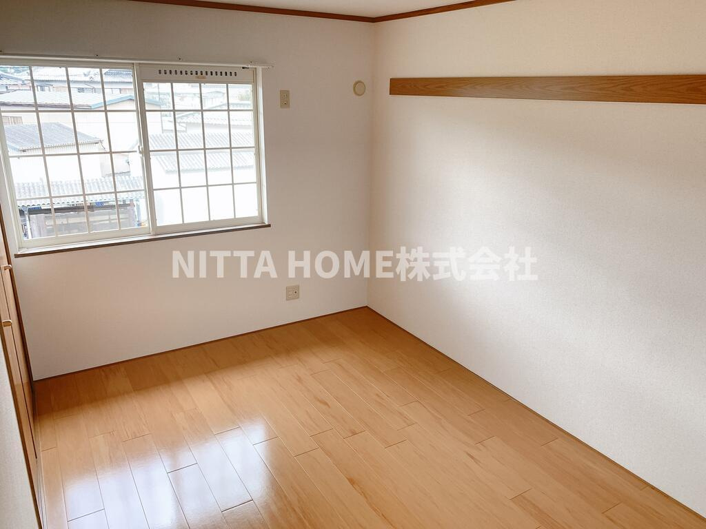 サニーハウス城西の洋室|寝室も日当たりがよく、目覚めバッチリ！！