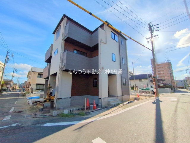 リガーレ柳原1期の前面道路含む現地写真