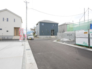 【前面道路含む現地写真】 | 前面道路幅員は6ｍ　車庫入れも楽々