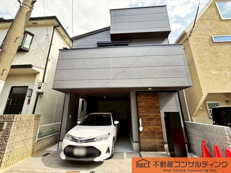 神戸市灘区高羽町2丁目　新築戸建の外観|パントリー付で収納豊富